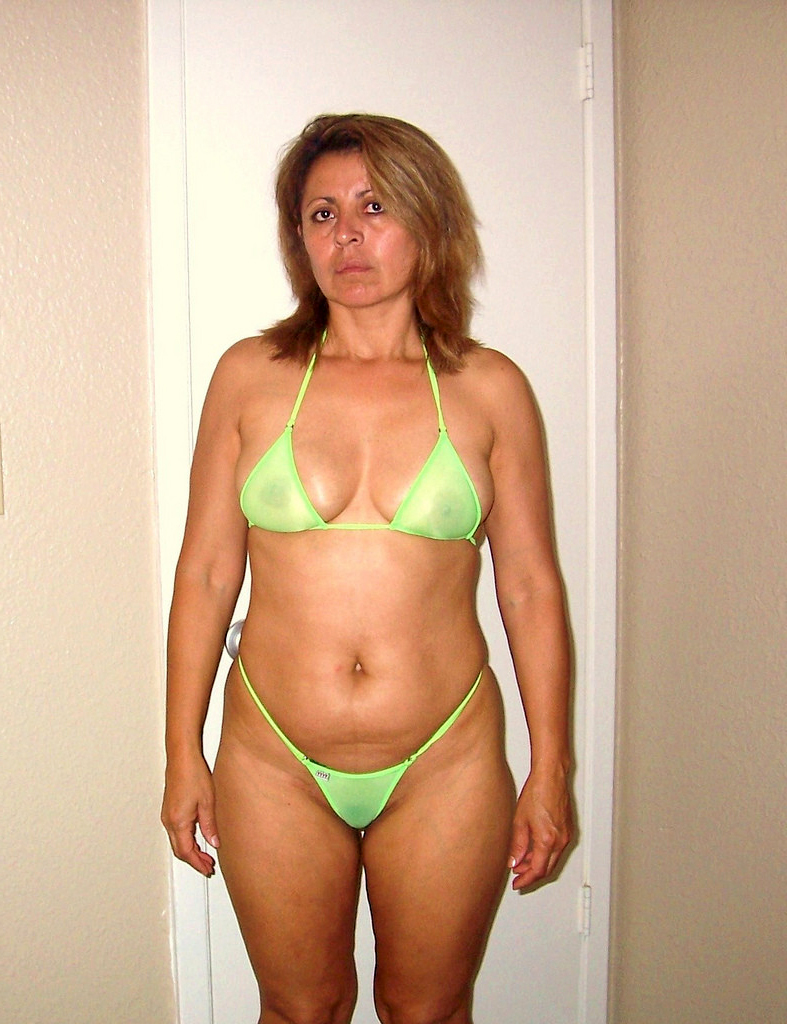 Xxx mature women in bikini real photo
